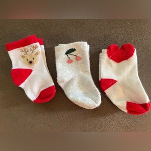 5 for $10🟢 Three Pack of 0-3M Socks. EUC.